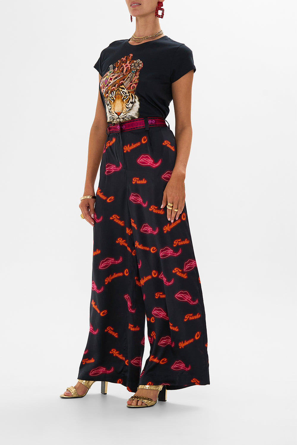 CAMILLA multi curved hem fitted tee in One Night In De Wallen print.