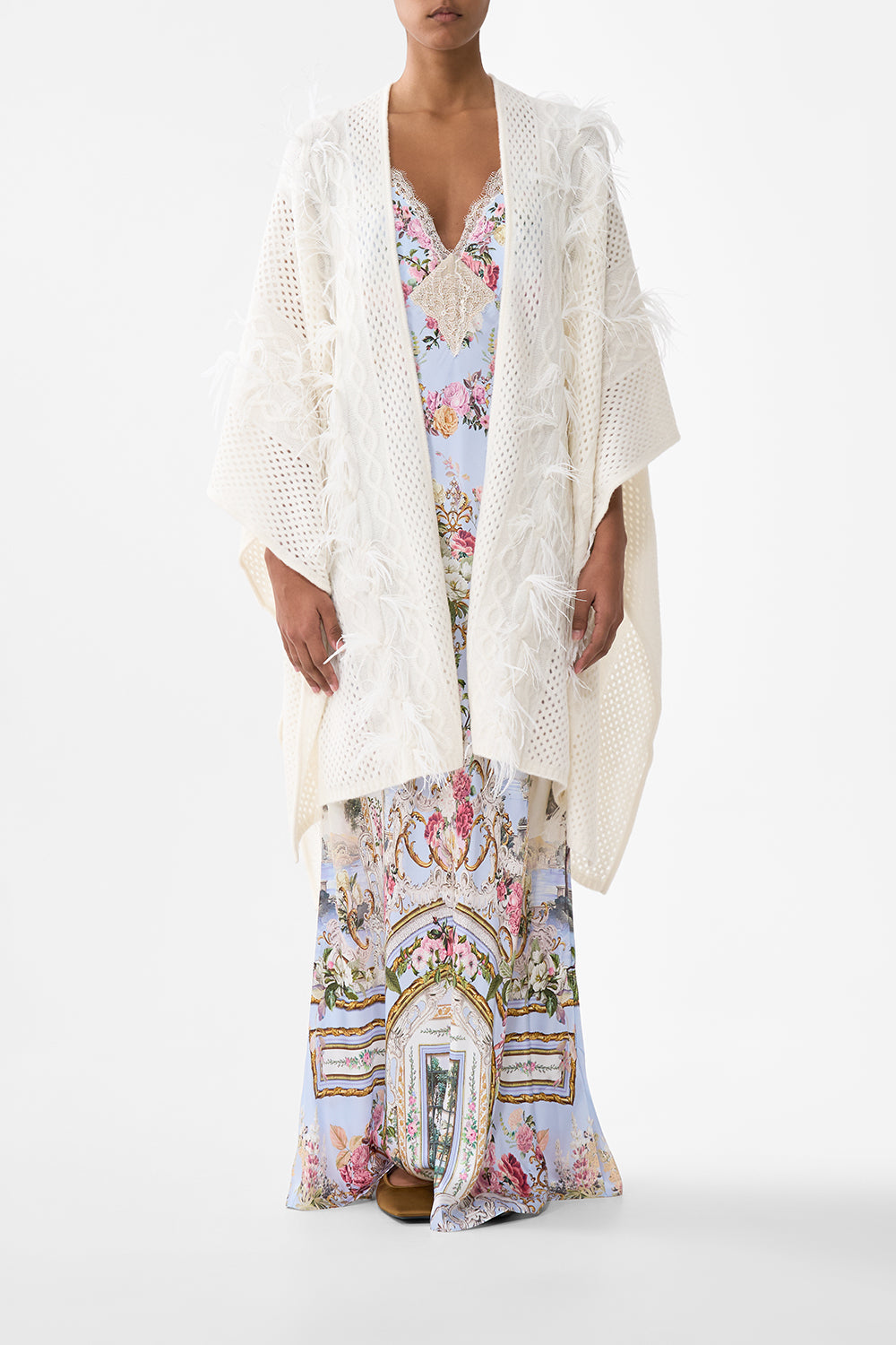 THROW OVER WITH FEATHERS TILED IN TIME