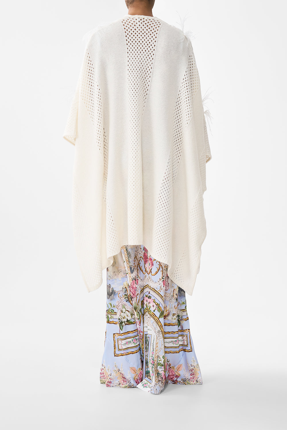 THROW OVER WITH FEATHERS TILED IN TIME