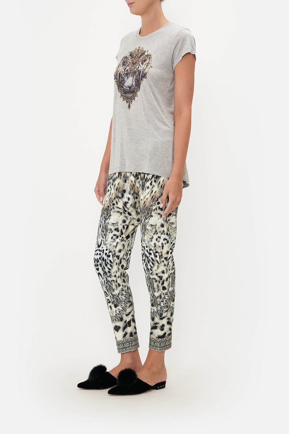 CURVED HEM FITTED TEE SNOW WHISPERS LOUNGE