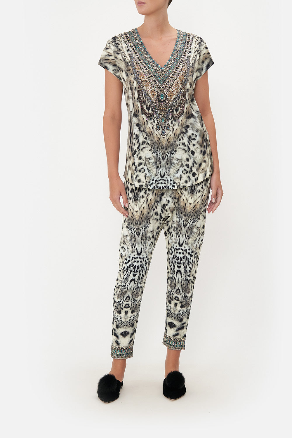 V-NECK TEE SNOW WHISPERS LOUNGE