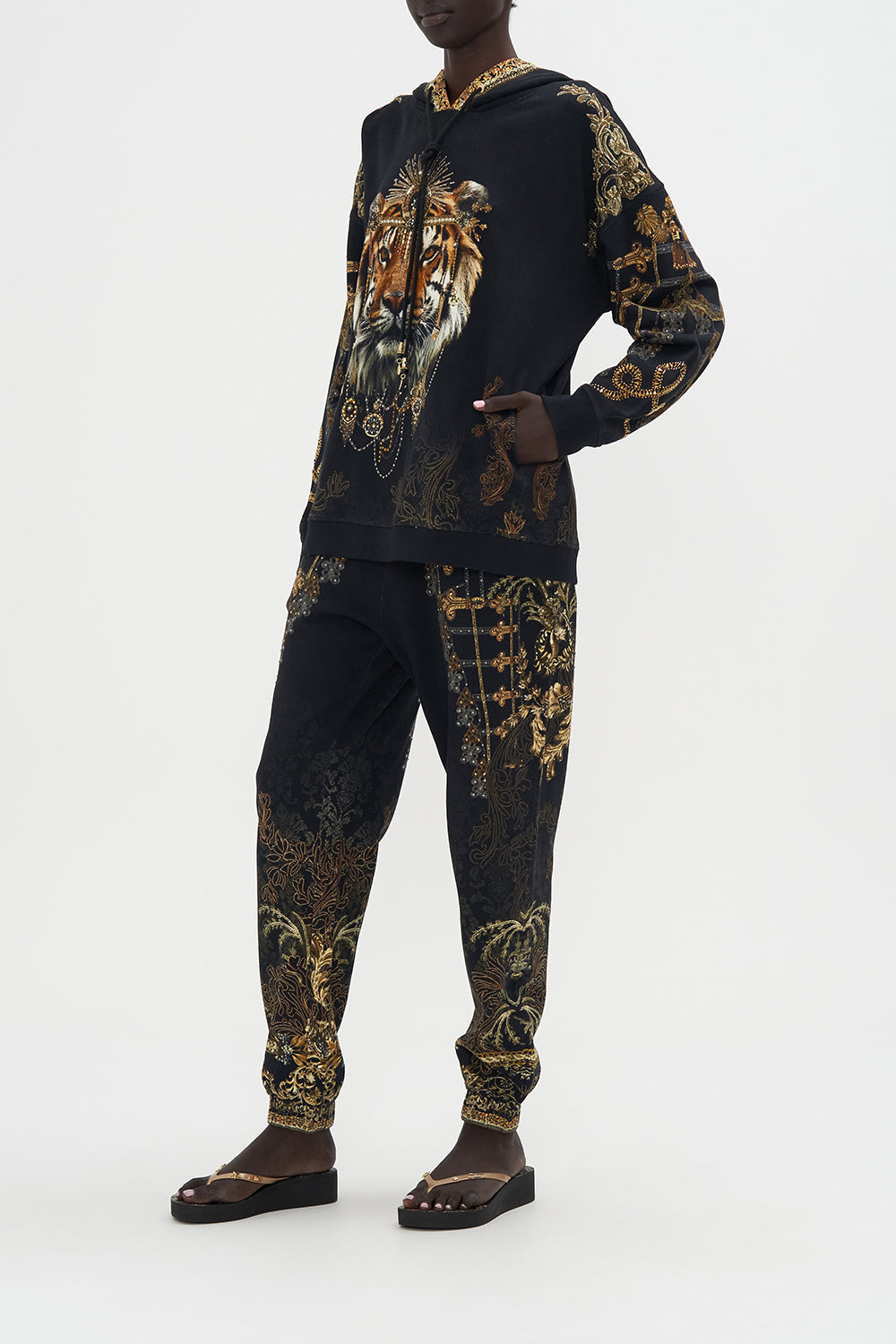 HOODY WITH POCKETS THE NIGHT IS NOIR