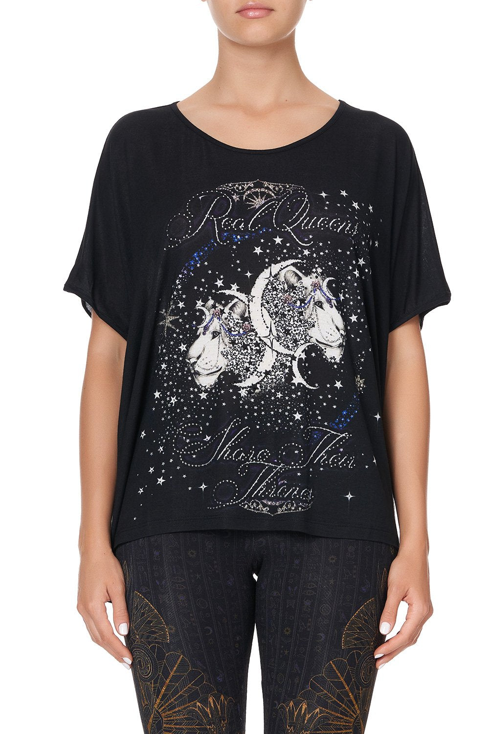 LOOSE FIT ROUND NECK TEE REAL QUEENS SHARE THEIR THRONES