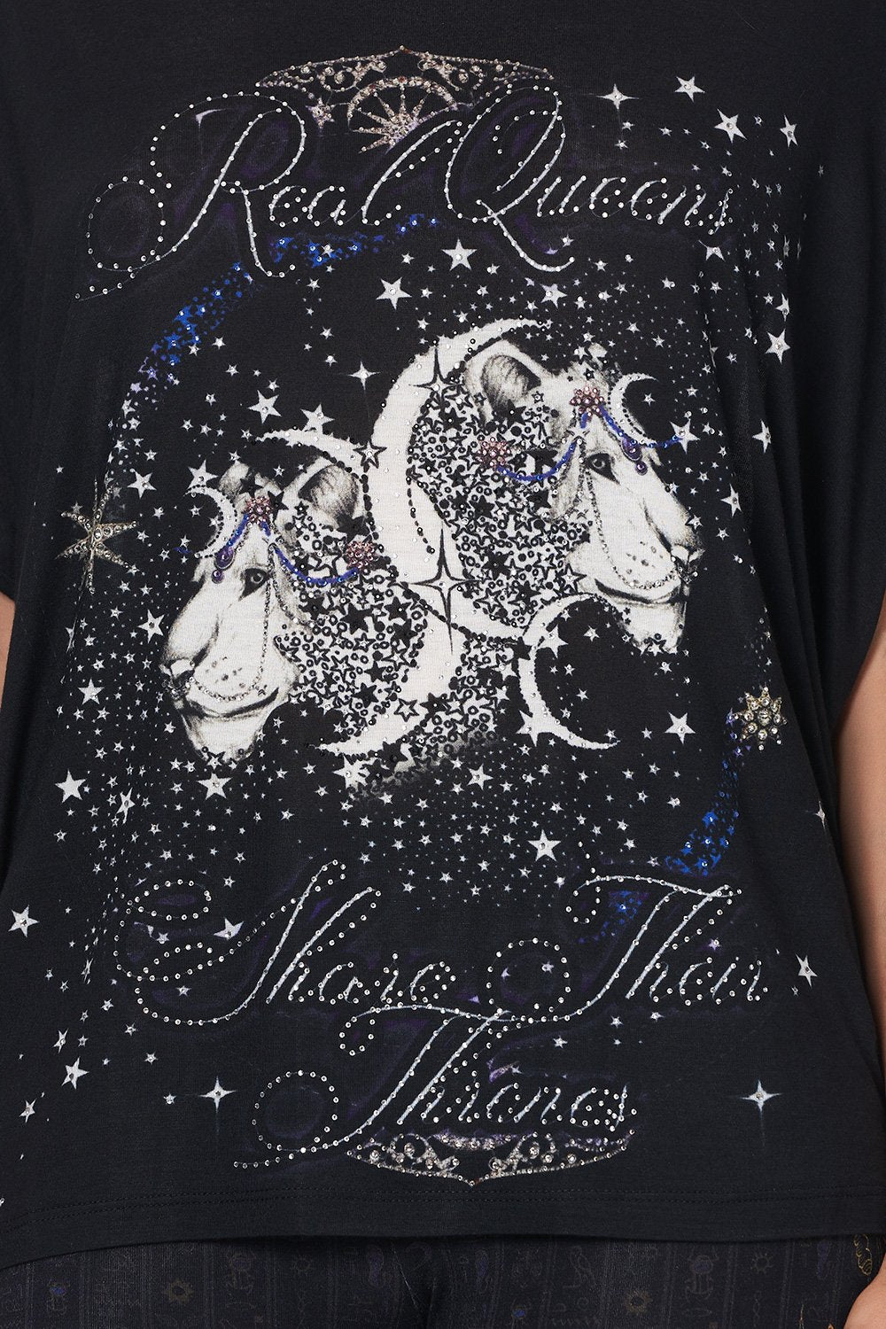 LOOSE FIT ROUND NECK TEE REAL QUEENS SHARE THEIR THRONES