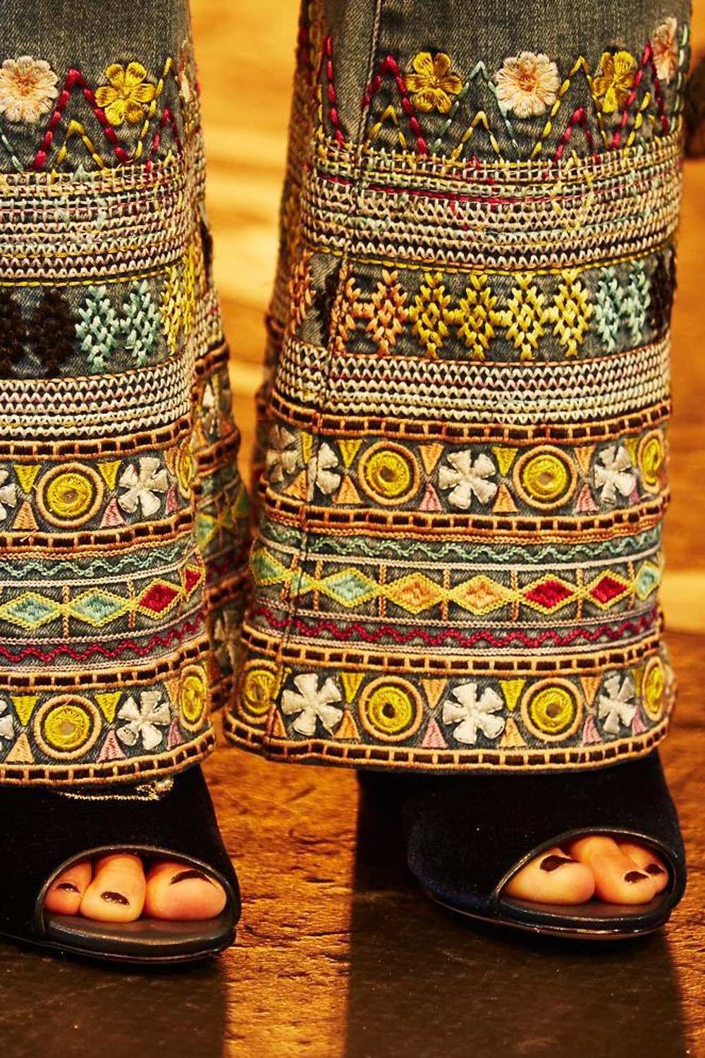 SOUL SISTERS MID RISE FLARED JEAN