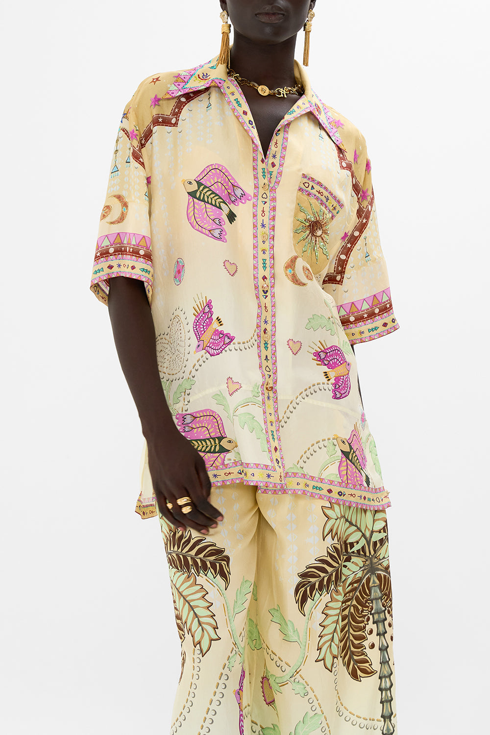 The CAMILLA OVERSIZED SHIRT WITH POCKET ASWAN ABSTRACT in our  print.