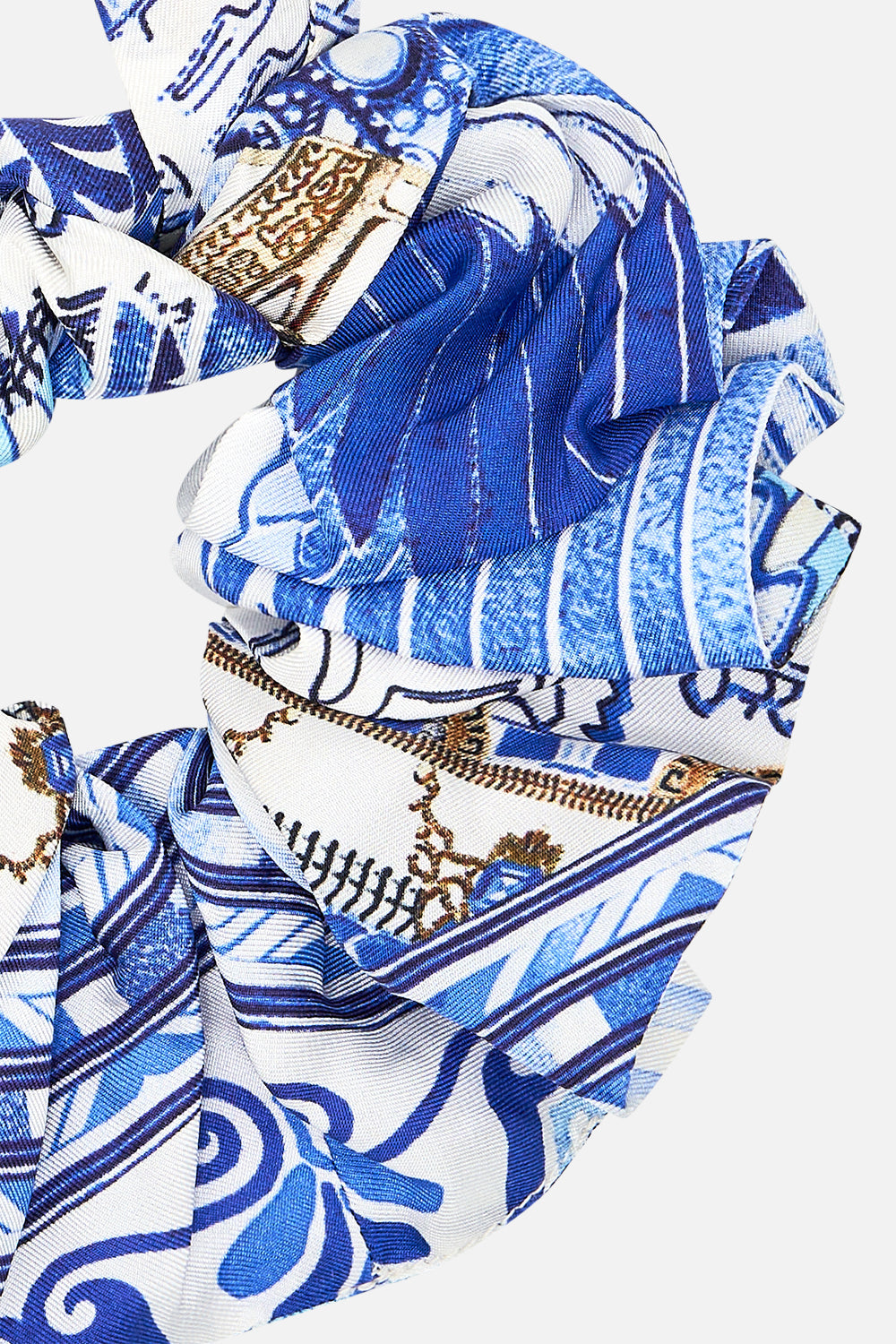 SCRUNCHIE DANCING WITH DAYLIGHT