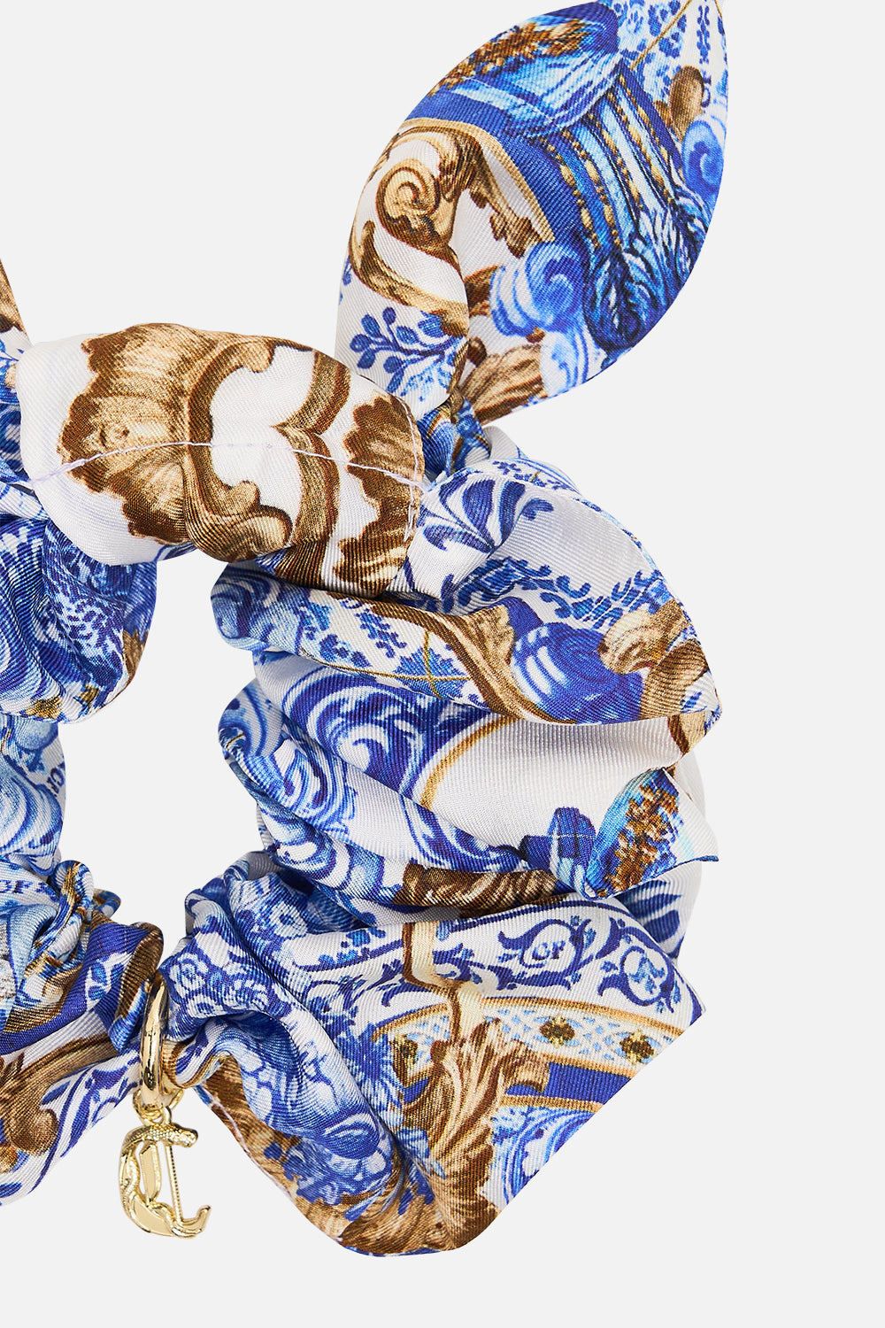 The CAMILLA SCRUNCHIE WITH TRINKET AZUL ADVENTURES in our  print.