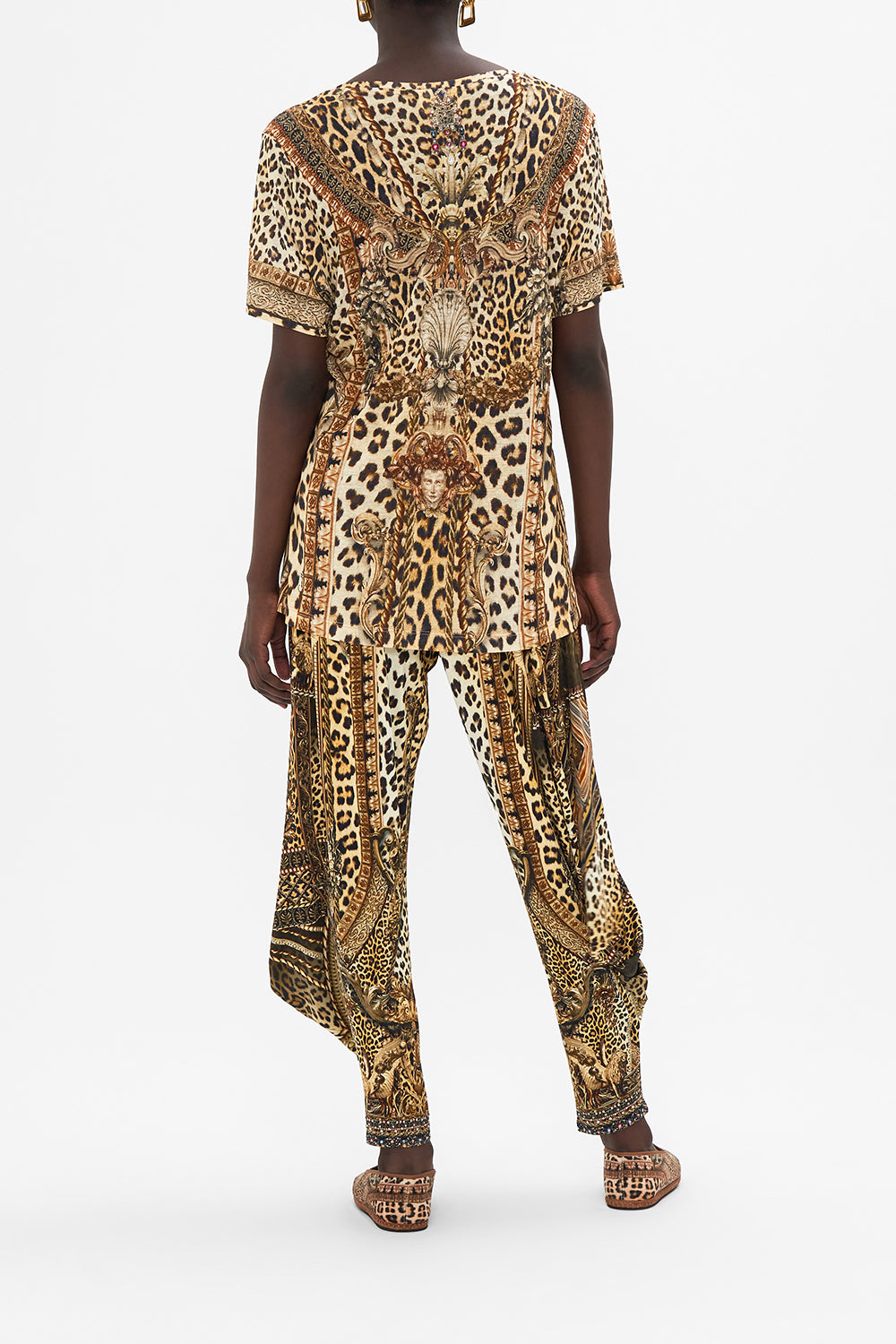 RELAXED V-NECK TEE - ALL OVER PRINT STANDING OVATION