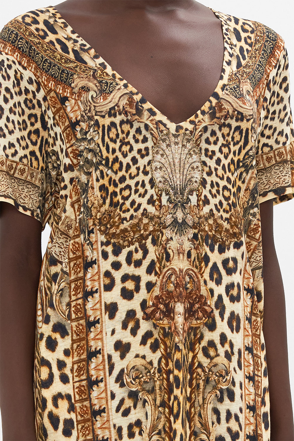 RELAXED V-NECK TEE - ALL OVER PRINT STANDING OVATION