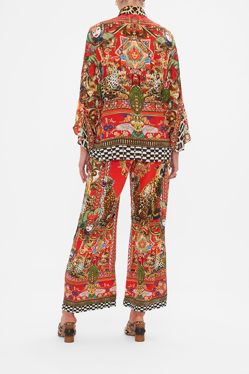 WIDE SLEEVE BLOUSE FROM GENERATION TO GENERATION