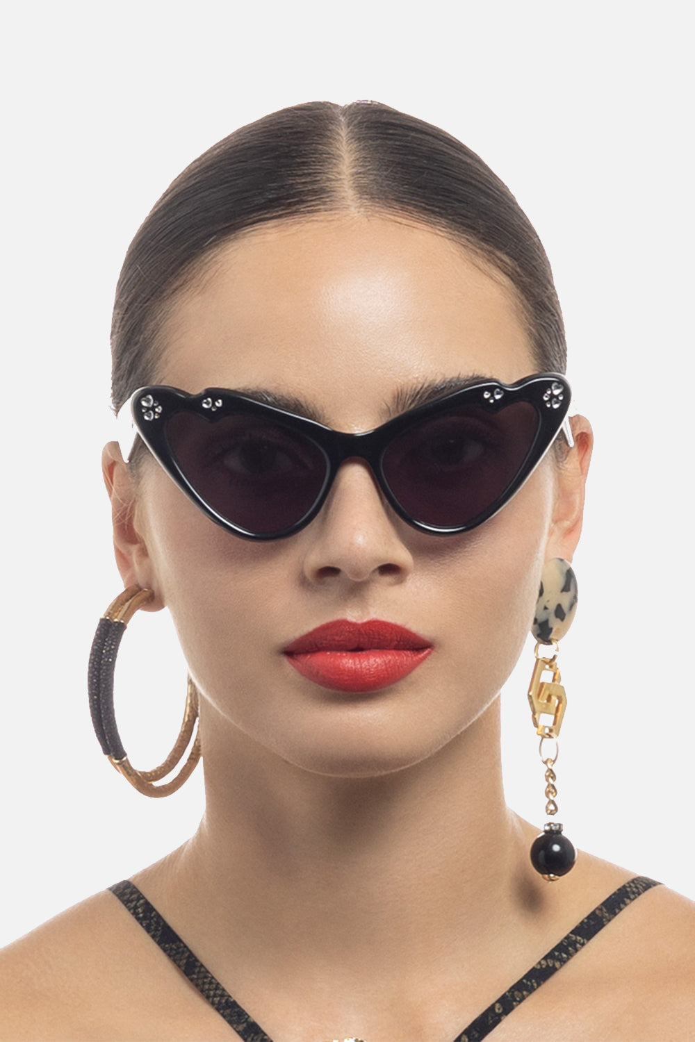 The CAMILLA FLUTTERBY SUNGLASSES SOLID BLACK in our  print.