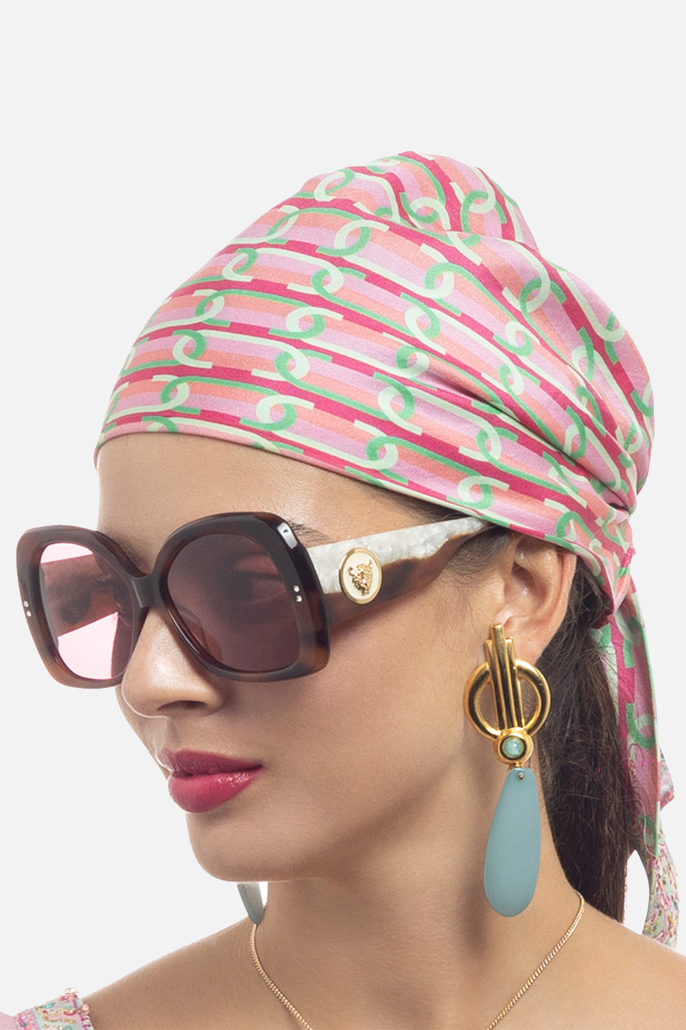 The CAMILLA LATE CHECKOUT SUNGLASSES TORT / IVORY in our  print.