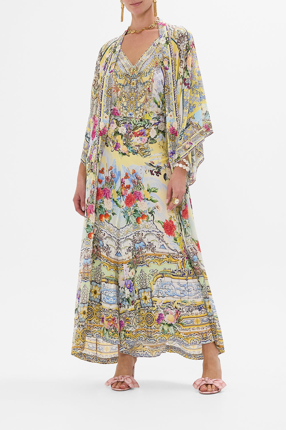 The CAMILLA KIMONO LAYER WITH COLLAR FLOR FANTÁSTICA in our FLOR FANTÁSTICA print.