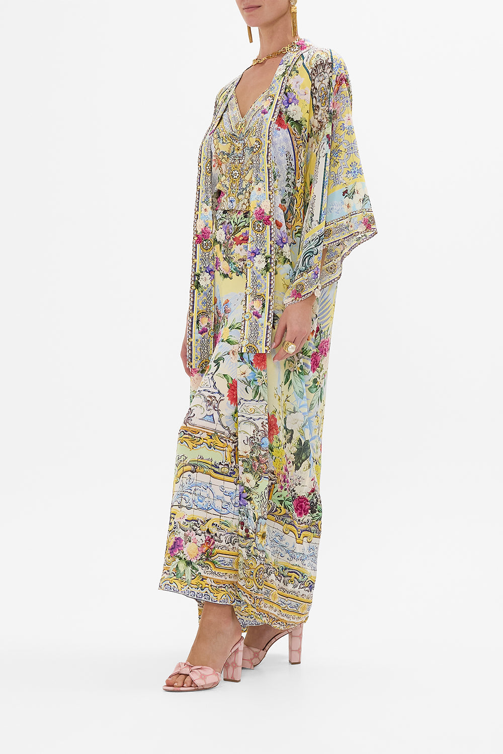 The CAMILLA KIMONO LAYER WITH COLLAR FLOR FANTÁSTICA in our  print.