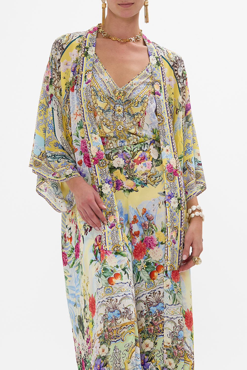 The CAMILLA KIMONO LAYER WITH COLLAR FLOR FANTÁSTICA in our  print.