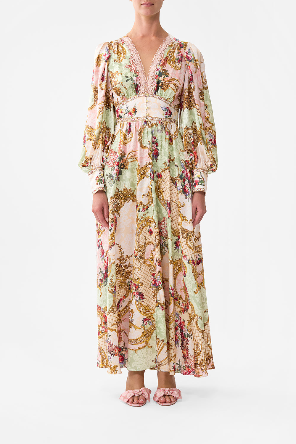 The CAMILLA SHAPED WAISTBAND DRESS WITH GATHERED SLEEVES THE QUEENS QUARTERS in our THE QUEENS QUARTERS print.
