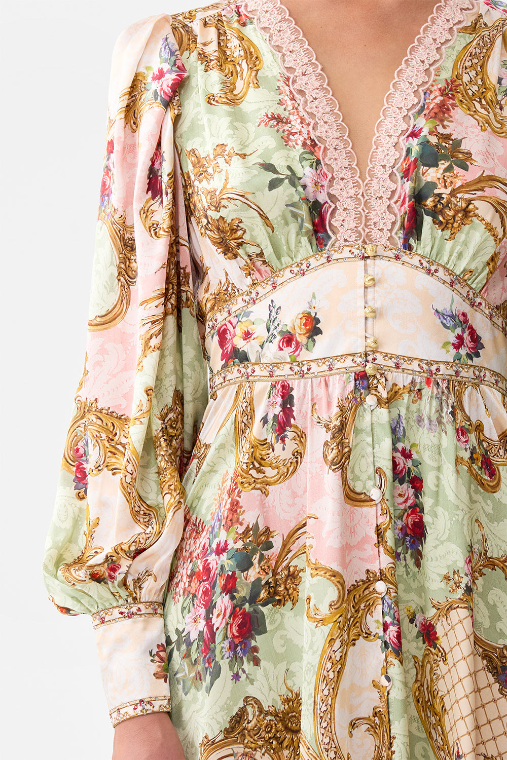 The CAMILLA SHAPED WAISTBAND DRESS WITH GATHERED SLEEVES THE QUEENS QUARTERS in our  print.