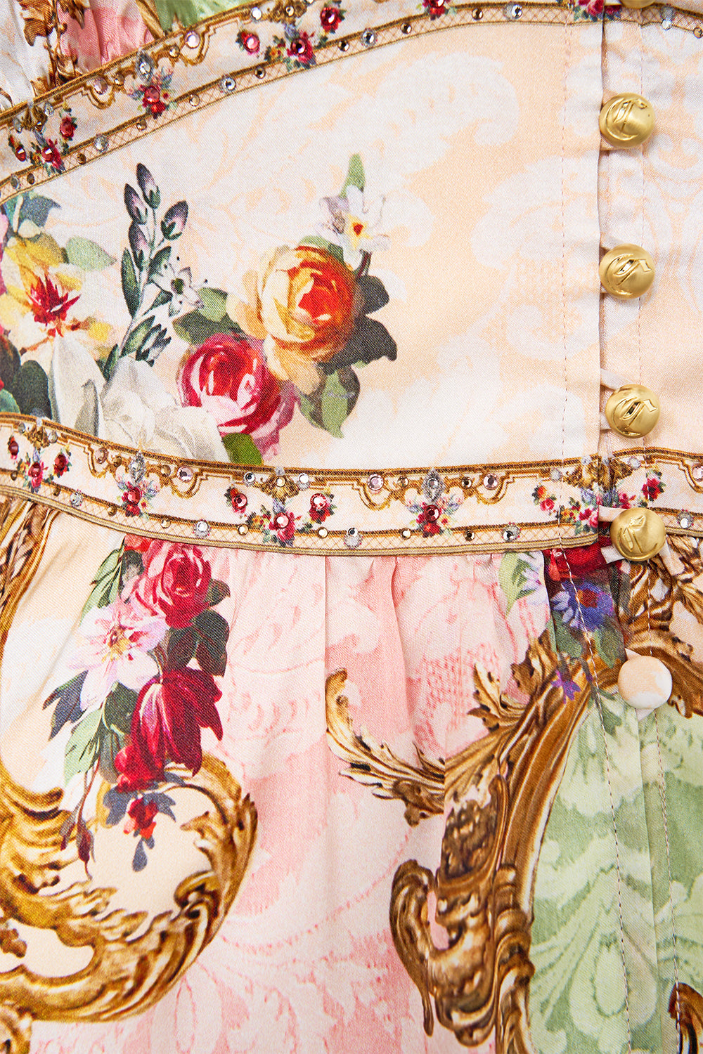 The CAMILLA SHAPED WAISTBAND DRESS WITH GATHERED SLEEVES THE QUEENS QUARTERS in our  print.