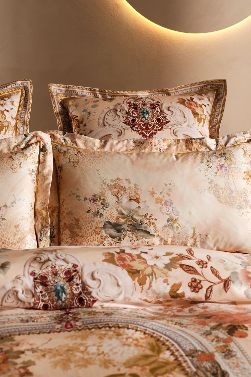 QUILT COVER SET ADORNED IN ANTIQUITY