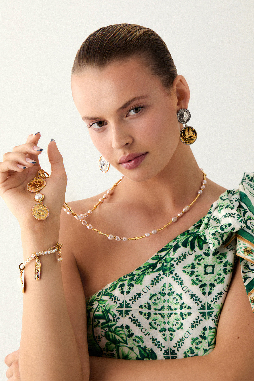 The CAMILLA GYPSET GLITTERATI PEARL NECKLACE GOLD in our  print.