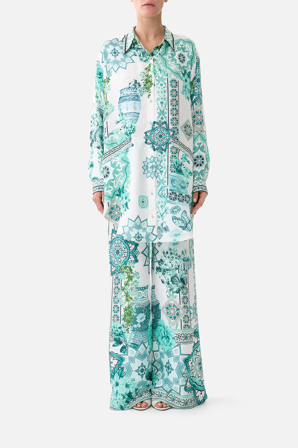 The CAMILLA shirt tunic with pockets in our print Balearic Bebé. Front model view.