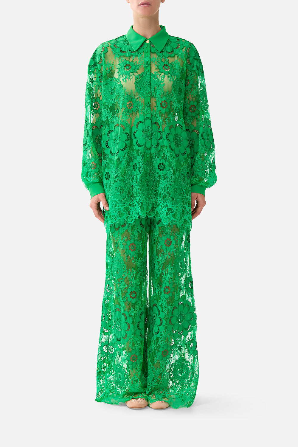 The CAMILLA stepped hem shirt in our print Sacromonte Señorita. Front model view.