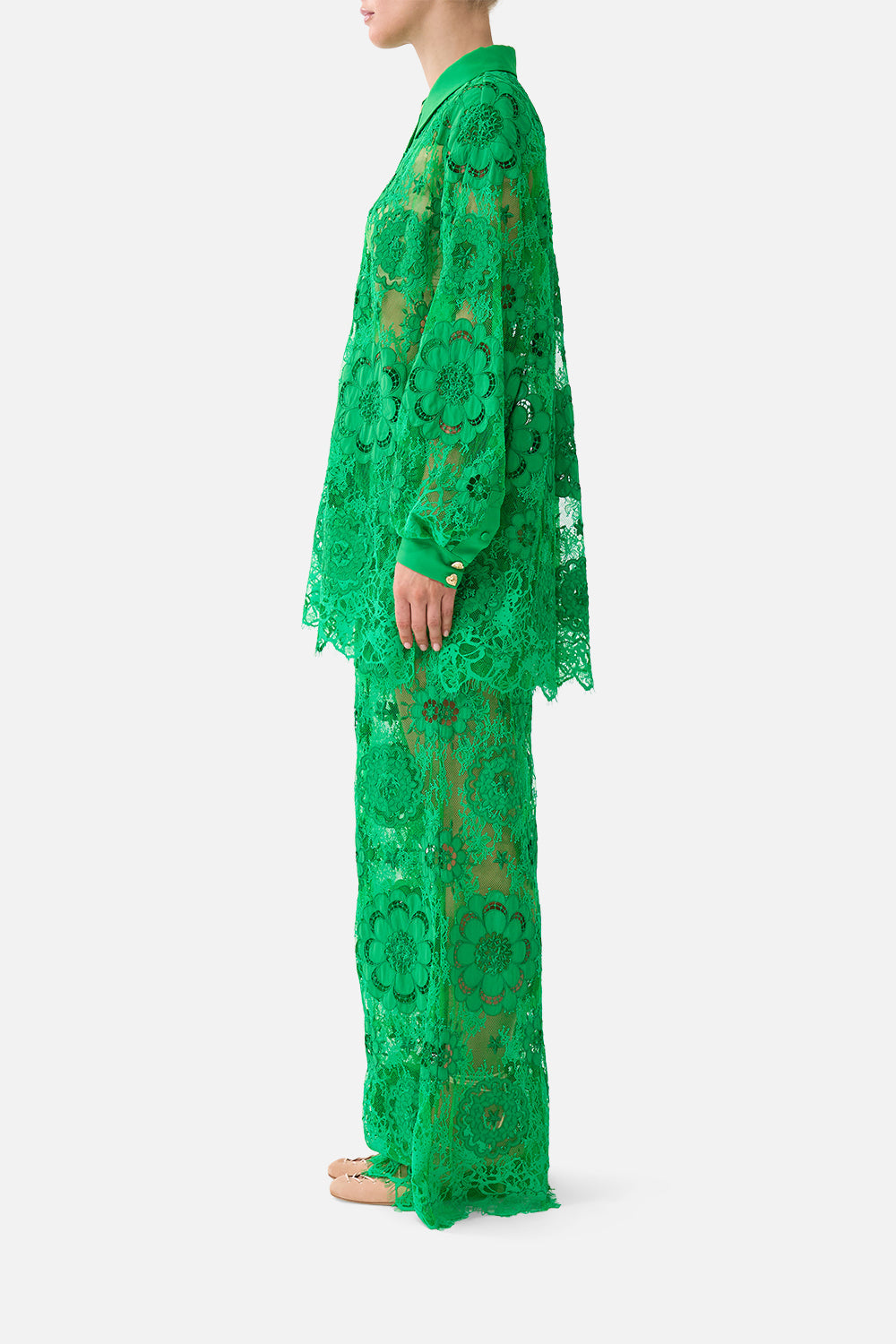 The CAMILLA stepped hem shirt in our print Sacromonte Señorita. Side model view.