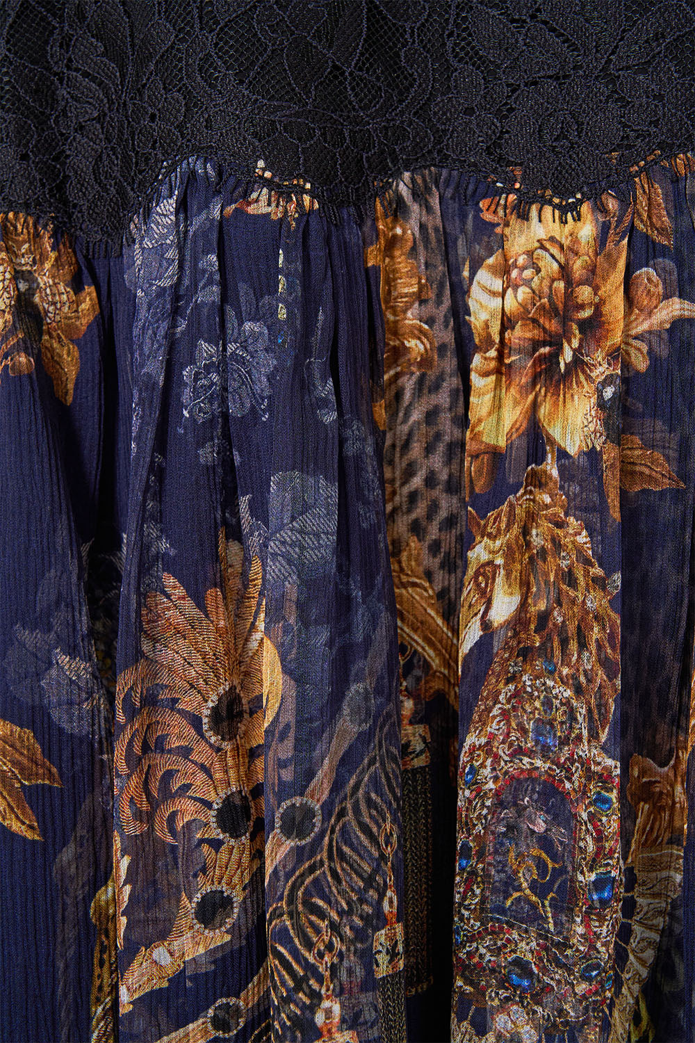 RELAXED SHORT DRESS WITH DROPPED WAIST CLOAKED IN BAROQUE