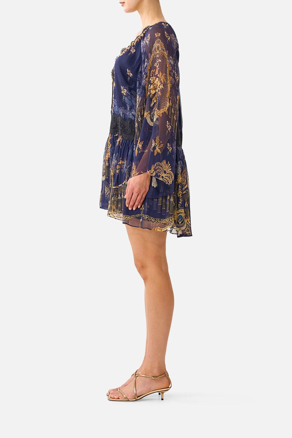 RELAXED SHORT DRESS WITH DROPPED WAIST CLOAKED IN BAROQUE