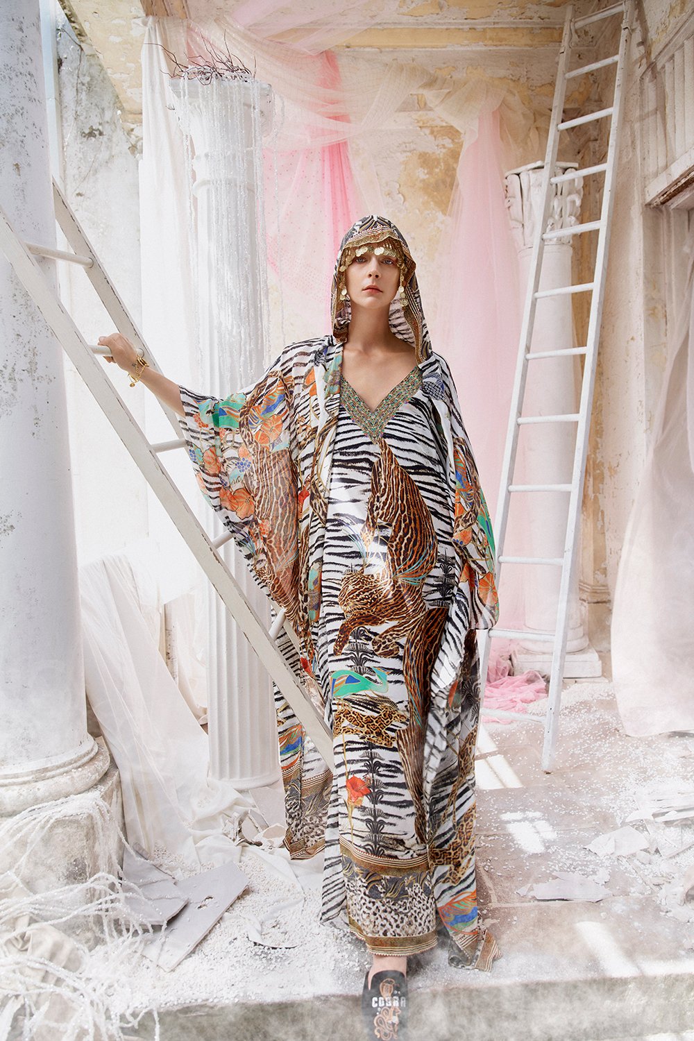 OVERSIZED ROBE COSMIC CONFLICT