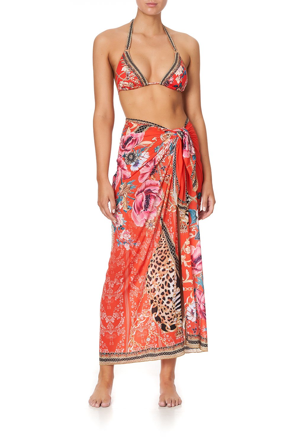 LONG SARONG AND THE QUEEN WORE RED