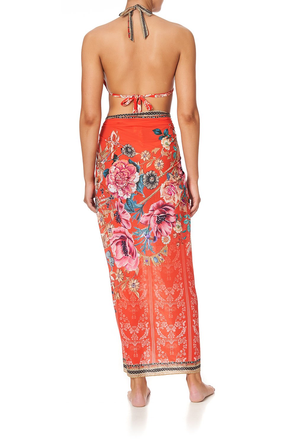 LONG SARONG AND THE QUEEN WORE RED