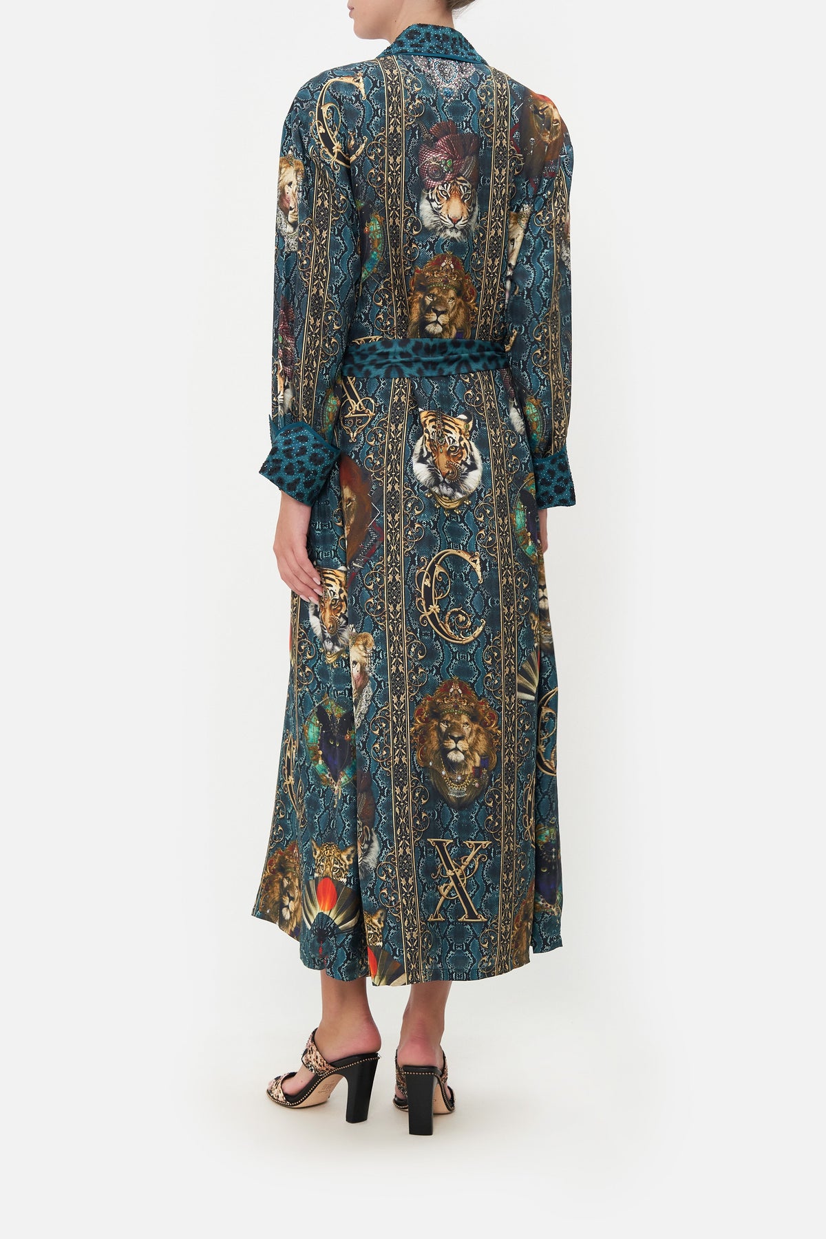 LONG ROBE WITH TIE HEADS WILL ROLL