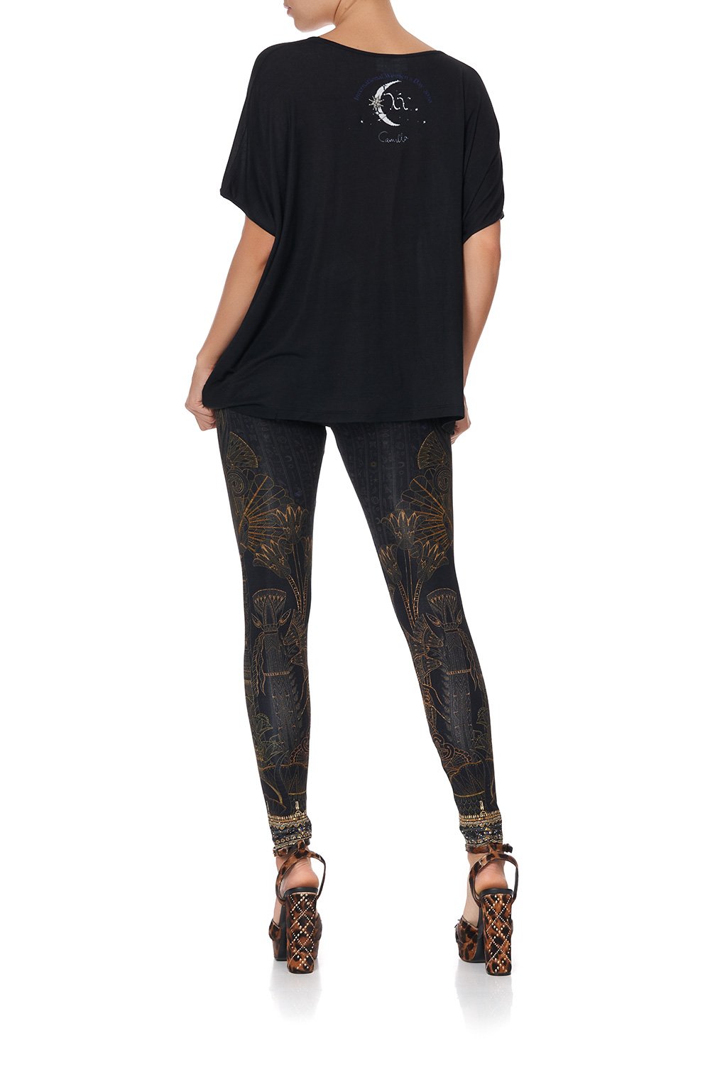 LOOSE FIT ROUND NECK TEE REAL QUEENS SHARE THEIR THRONES